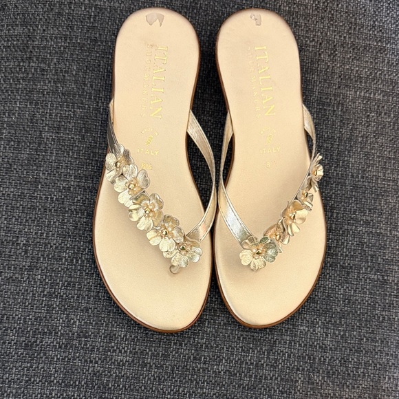 Italian Shoemakers Size 8 1/2 Gold Flower Sandals - Picture 3 of 5